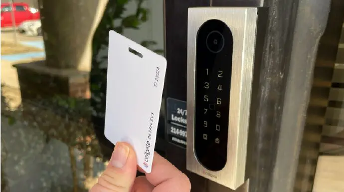 Clamshell credential